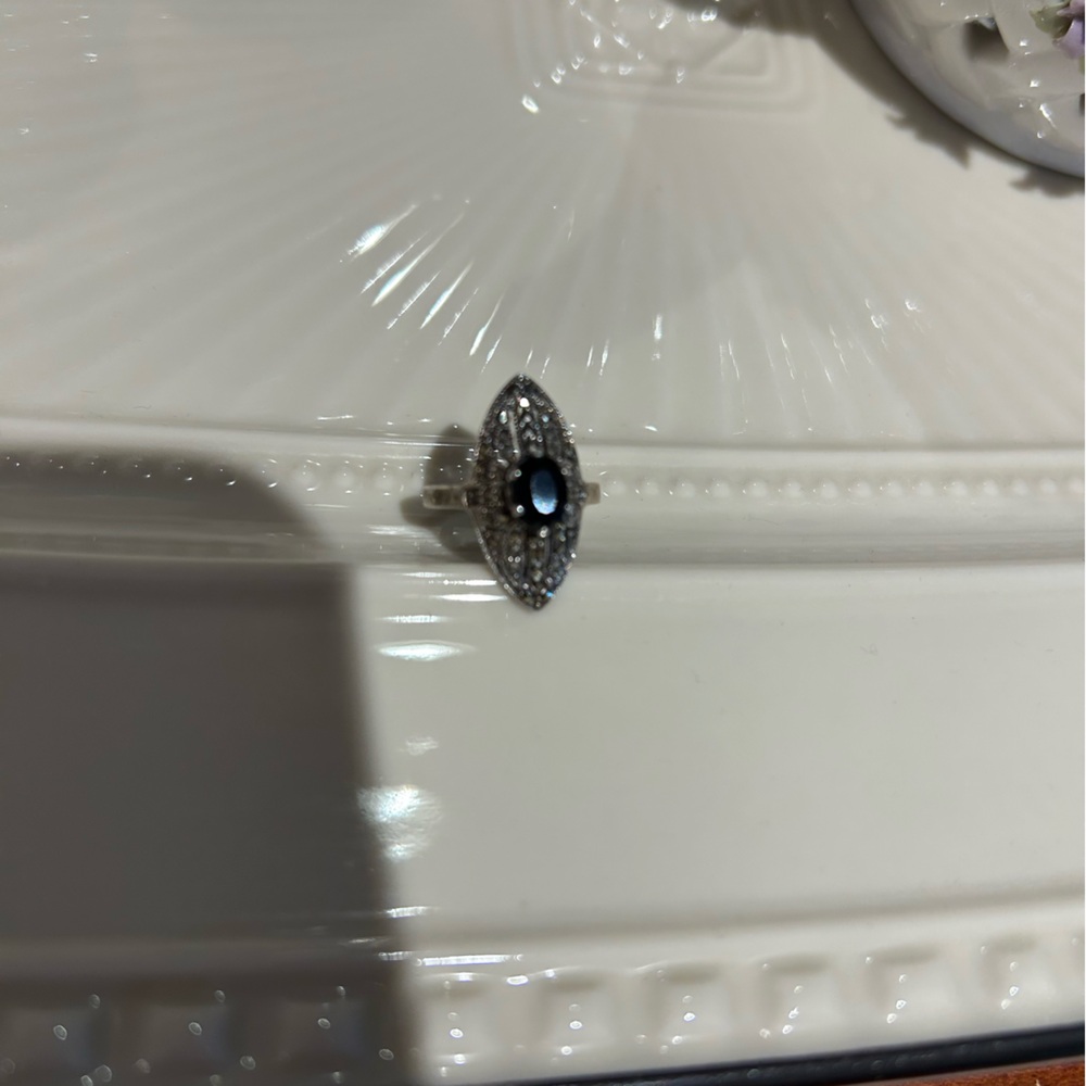 Sterling silver and onyx marquis shaped marquisette ring - size 5 1/2-6